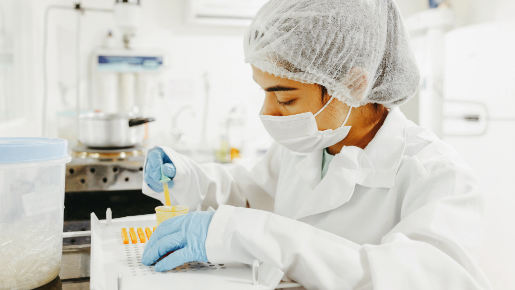 Forskare i laboratorium