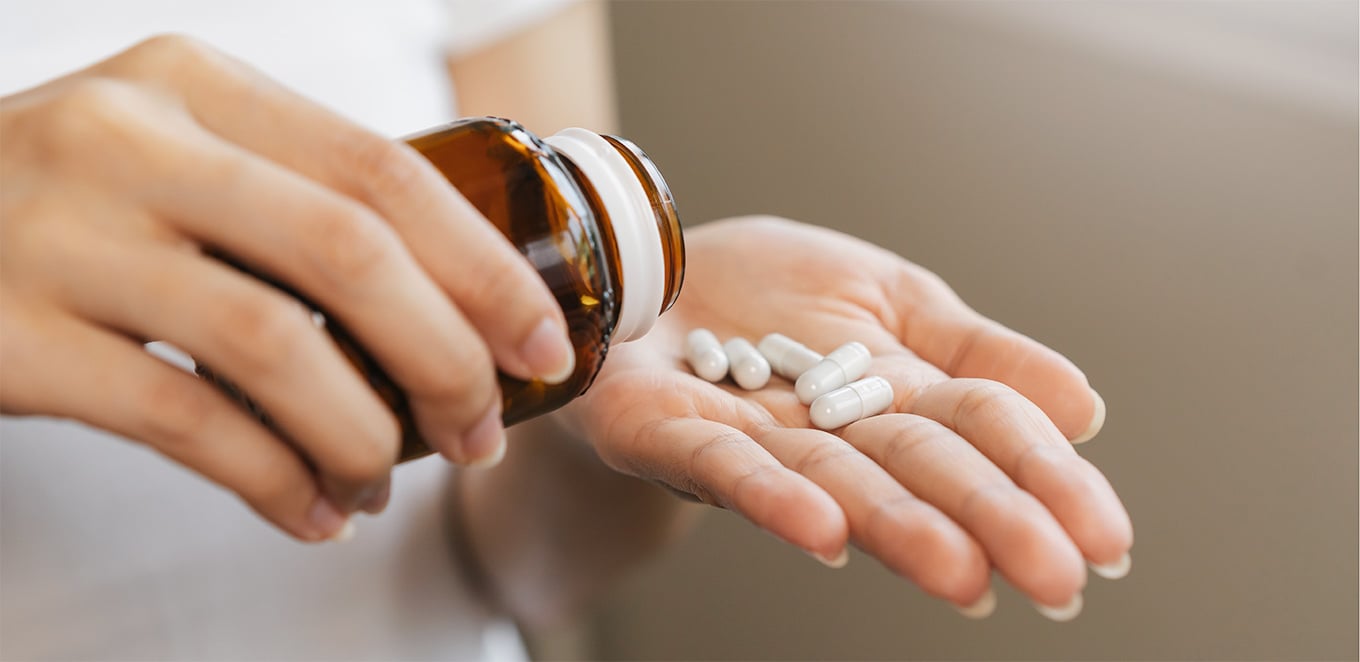 Person med läkemedel i sin hand