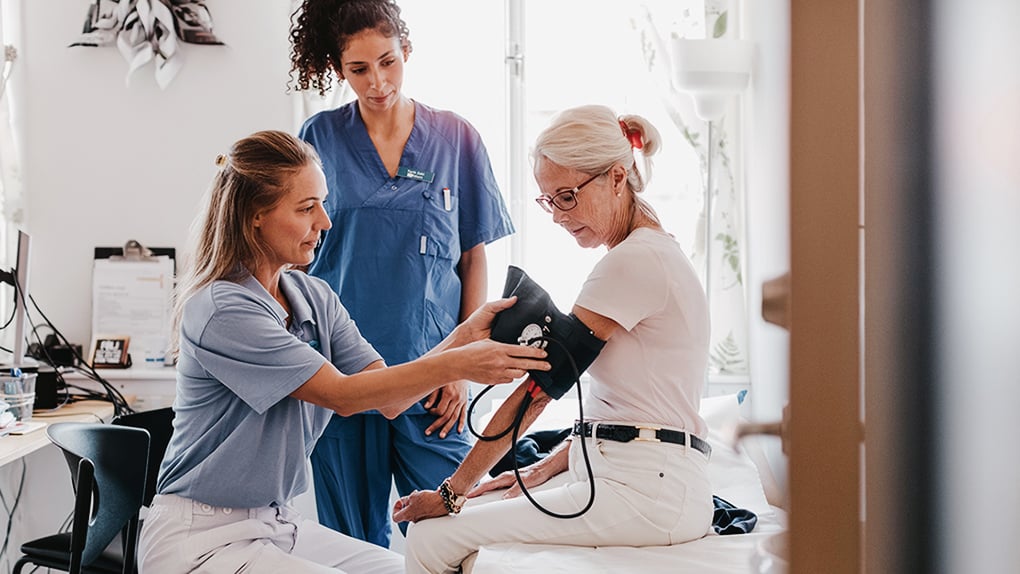 Blodtryckstagning på en patient