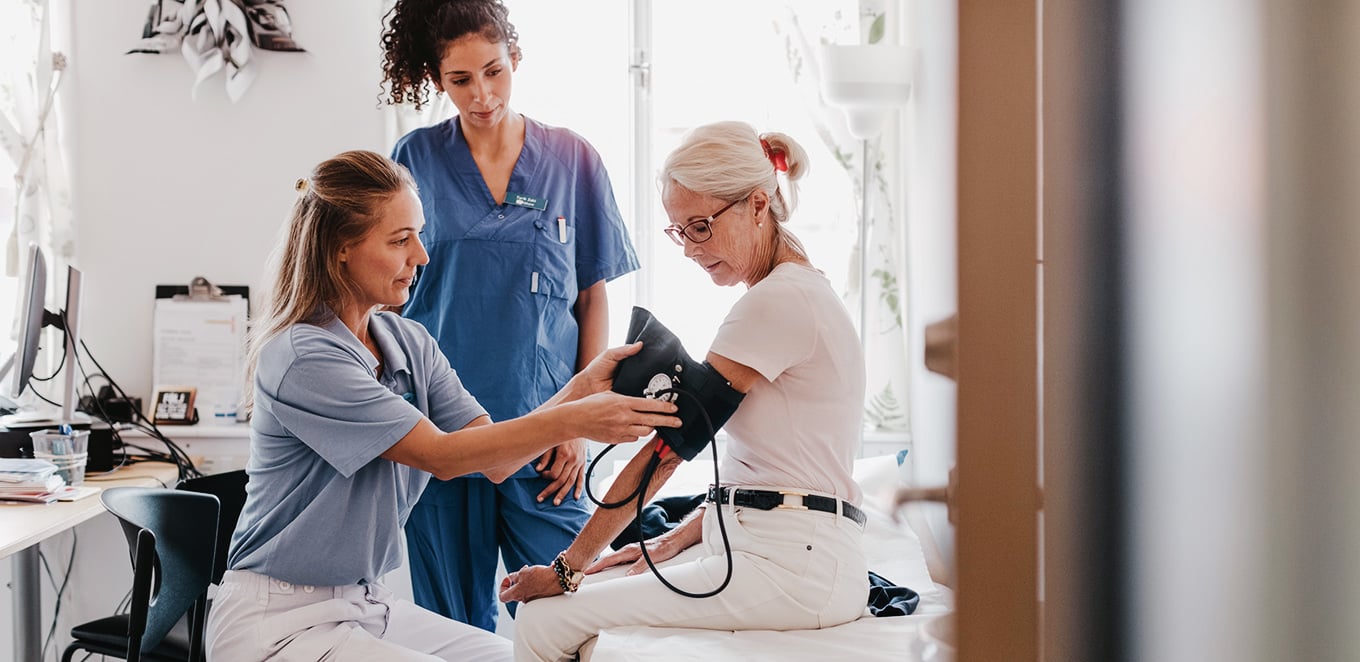 Blodtryckstagning på en patient