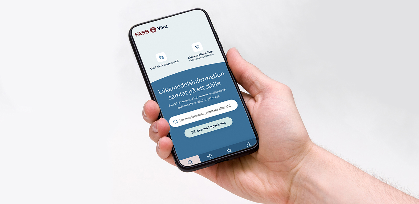 Hand som håller mobil med Fass vårdapp