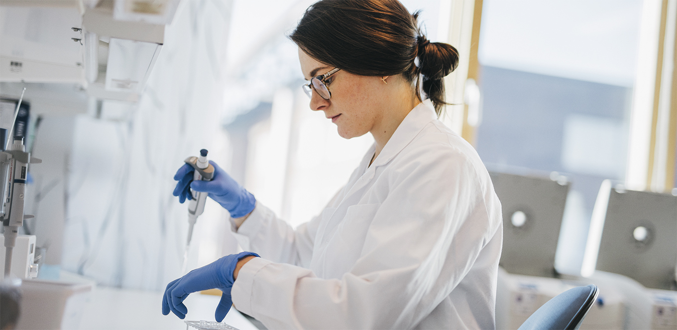 Kvinna i laboratorium