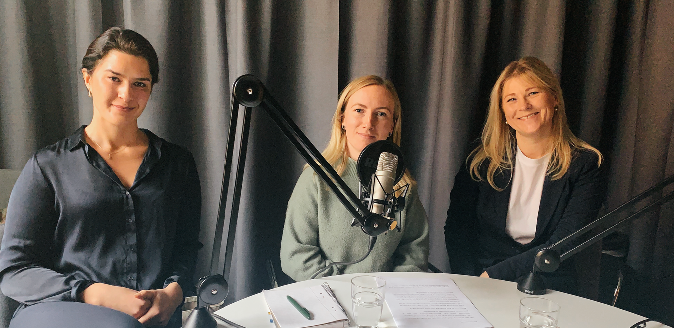 Foto på Johanna Assadi Rissanen, Amy  Havenäng och Malin Hollmark i poddstudion