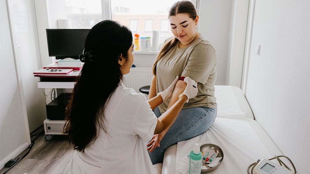 Sköterska tar blodprov på patient