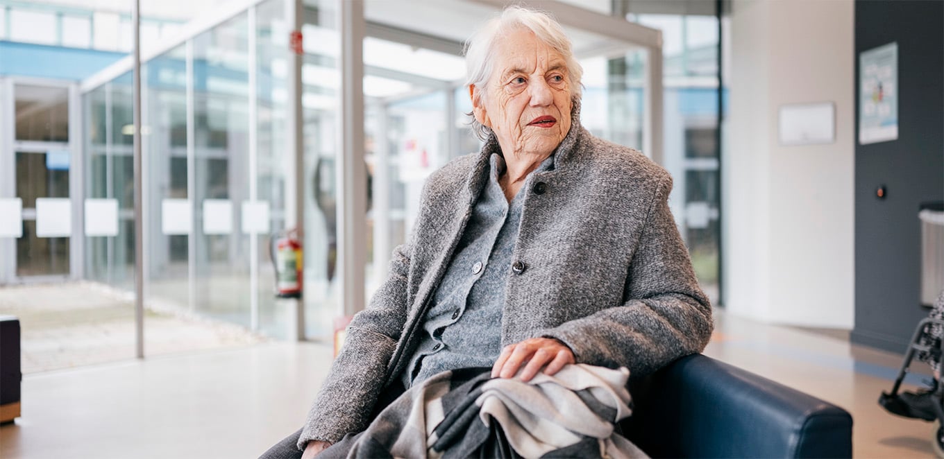Äldre kvinna på en bänk