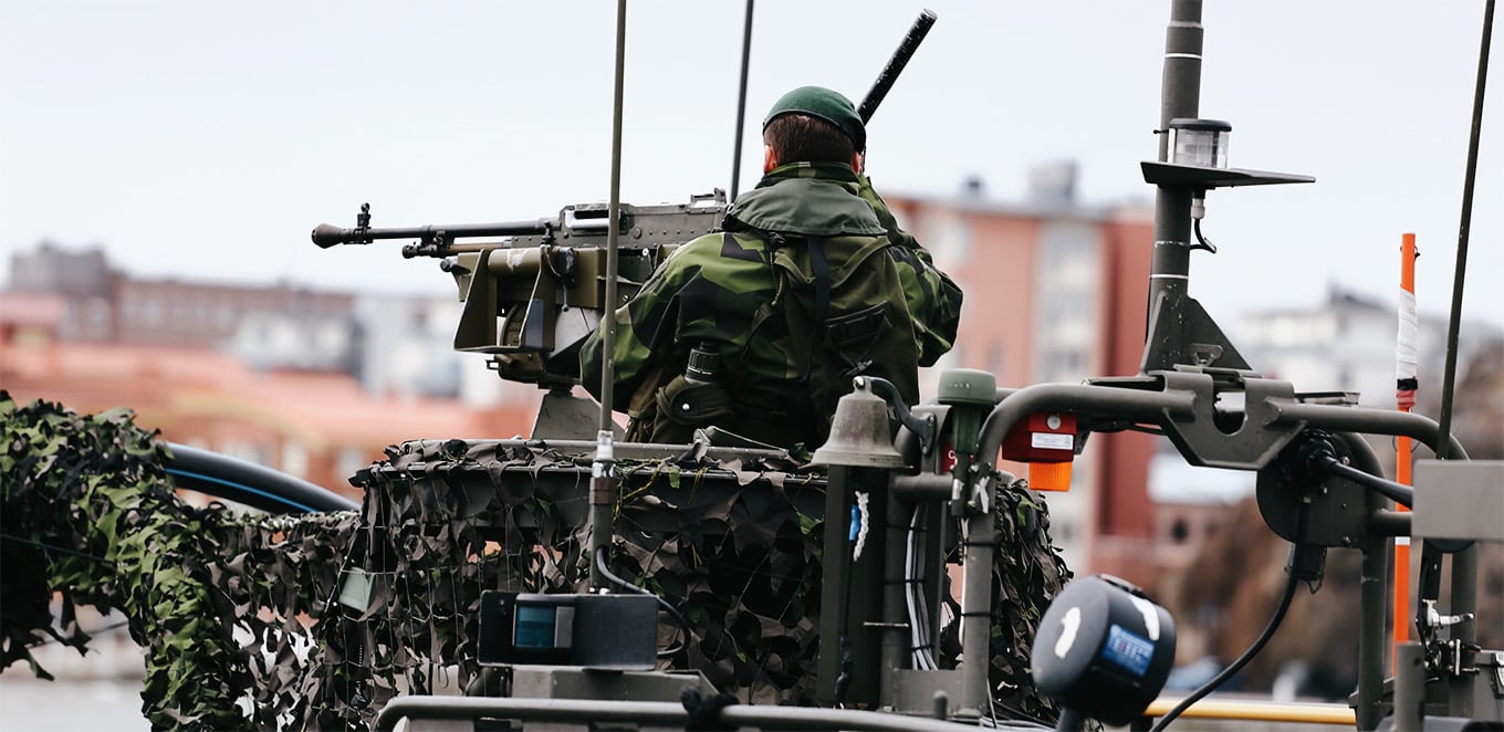 Militär i bandvagn