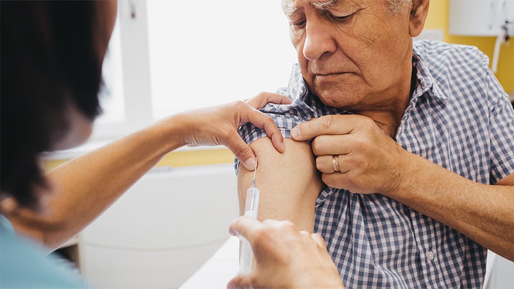Äldre person får vaccin