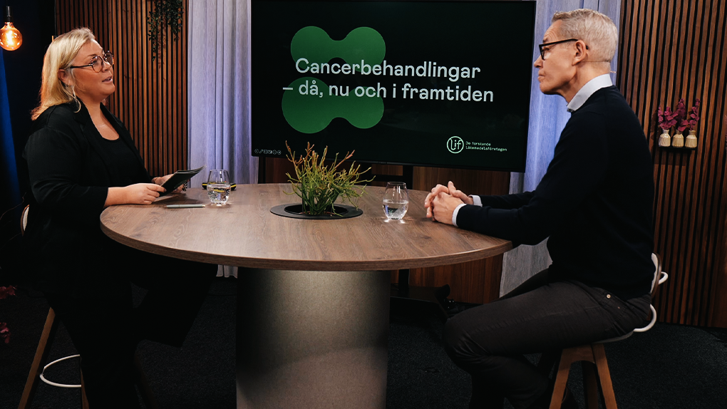 Peter Hovstadius blir intervjuad i en studio