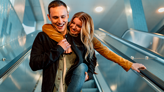 Ett förälskat par i en rulltrappa