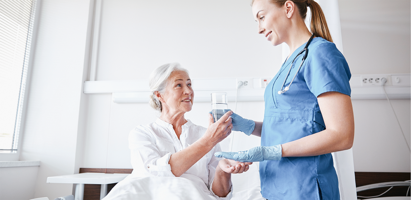 Sjuksyster ger patient läkemedel