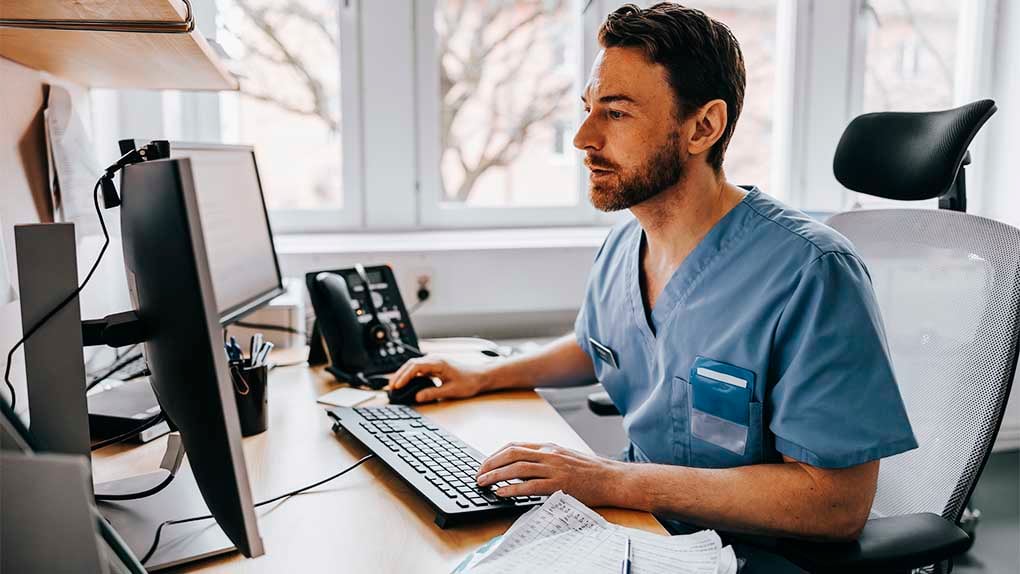 Sjukvårdspersonal vid dator