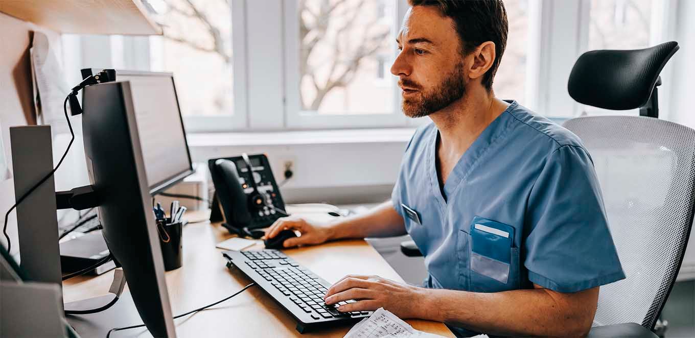 Sjukvårdspersonal vid dator