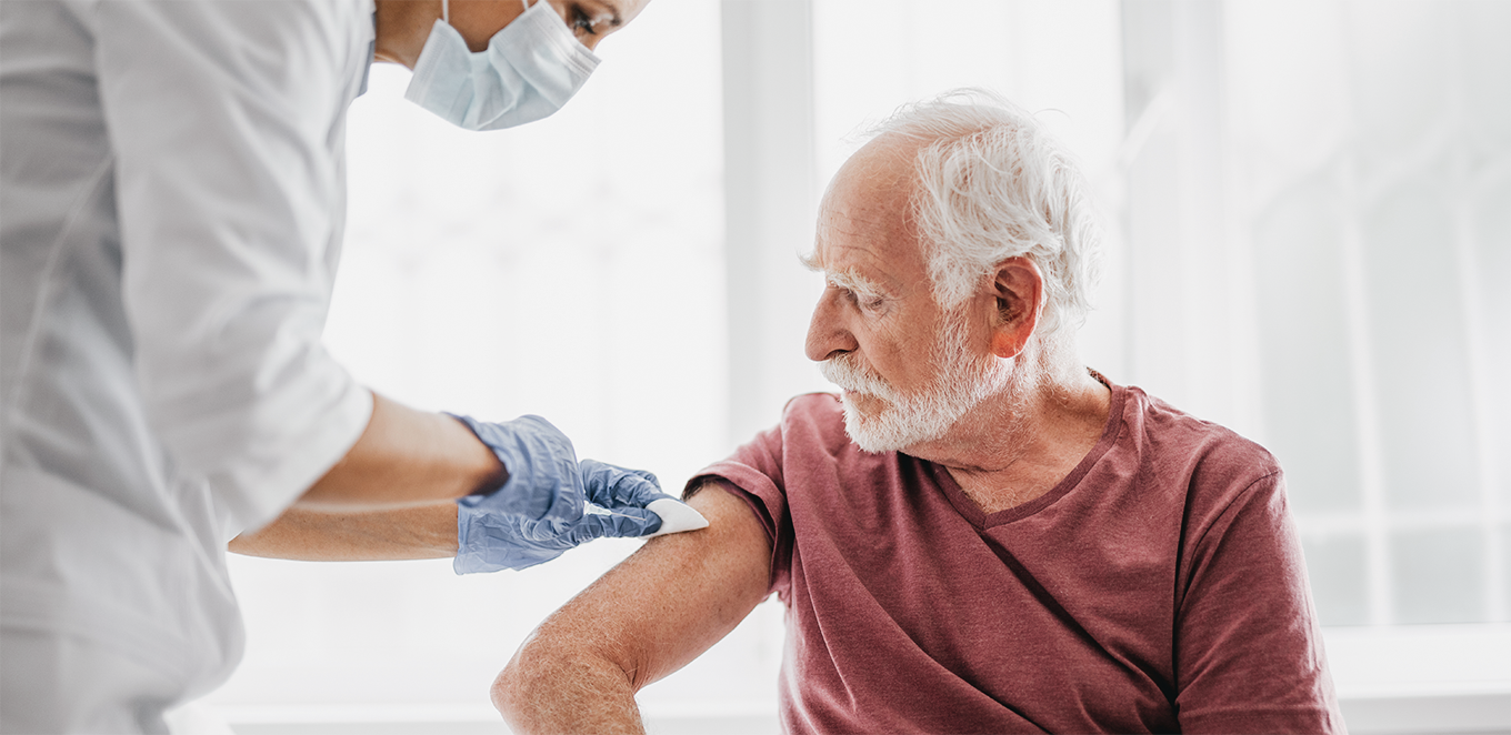 Äldre man får vaccin