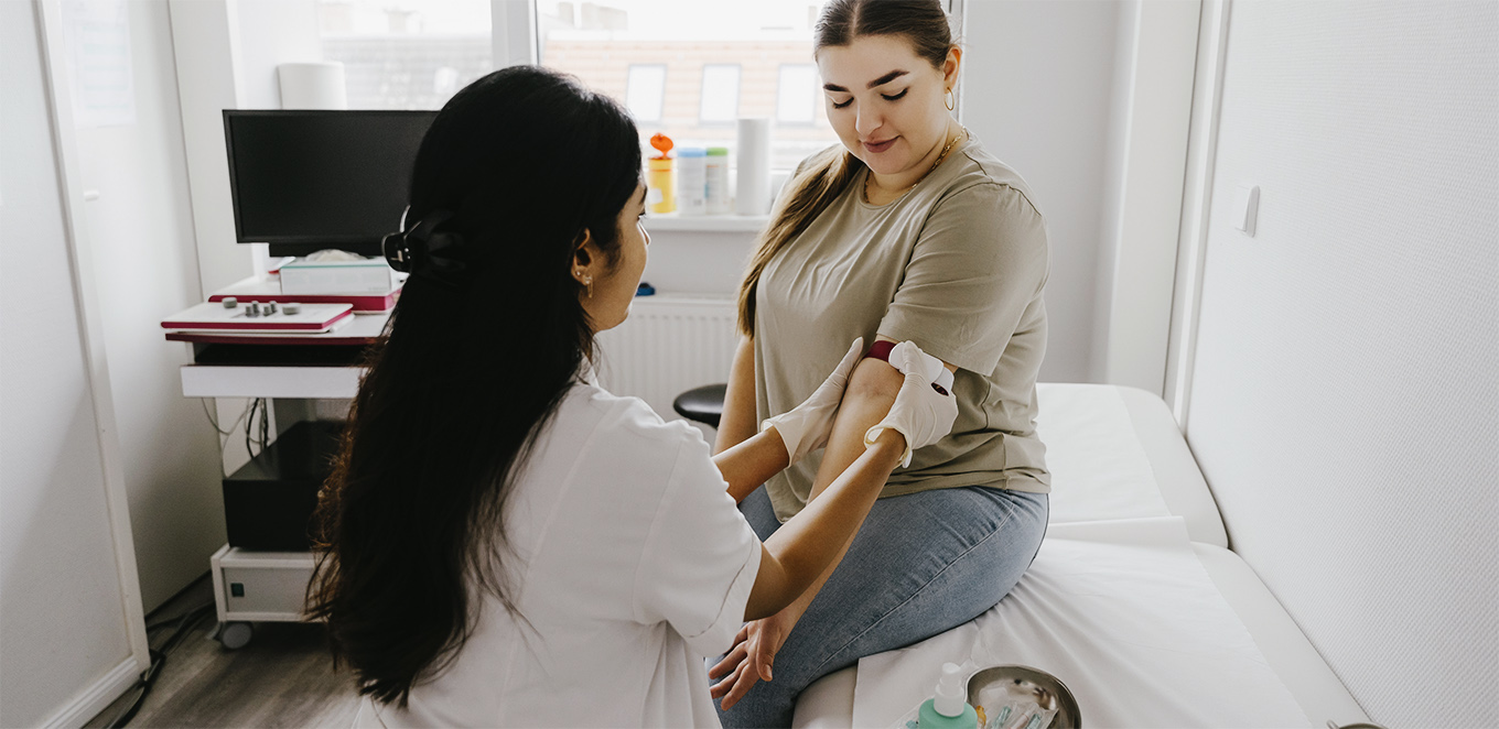 Sjuksköterska tar blodprov på patient