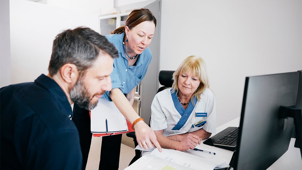 Tre personer som samarbetar