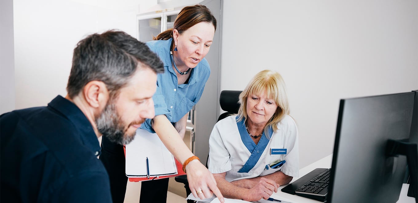 Tre personer som samarbetar