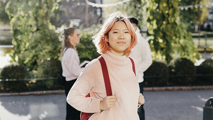 Ung tjej med rosa hår