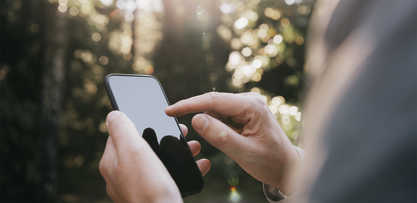 Person som håller i en mobiltelefon