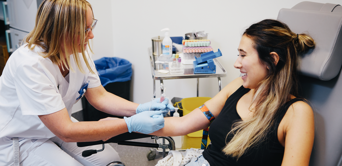 Läkare tar blodprov på patient