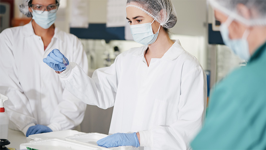 Forskare i laboratorium